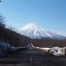 羊蹄山に向かう一本道の絶景