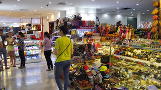 ゆっくり見たら掘り出し物かあるのかもしれないが、腰が引けてしまう。