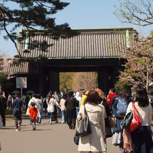 乾門から退出します。