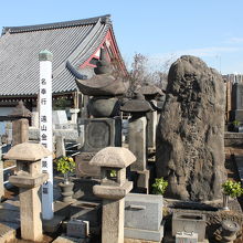 遠山金四郎景元のお墓