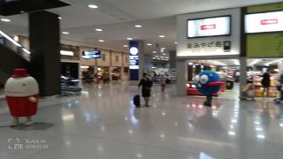 国内線エリアの土産物店はランドサイド主体です