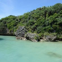 背後の海の色にも注目。