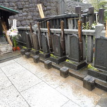 赤穂浪士の墓が並んでいます
