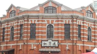 メインの入り口は閉まっていますが横から入れます