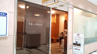 こじんまりとした素朴なラウンジ。アルコールは別途料金制