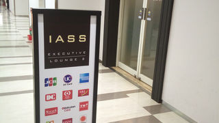 アルコール一杯無料、コンセントが少なく若干不便だがゆったりできる