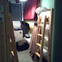 ドミトリーは2段ベッド。カーテン付き