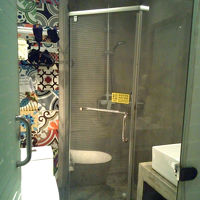 共用バスルーム。結構キレイ。ドライヤー付き