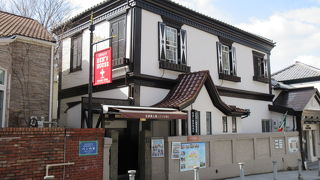 北野通りに面して建っています