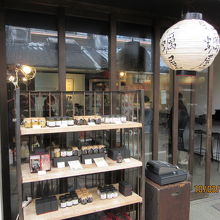 店の外観、土産の牡蠣のオイル漬け絶品。