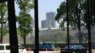 迎賓館が見える公園