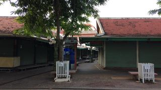 新しい観光客向けのお土産屋街