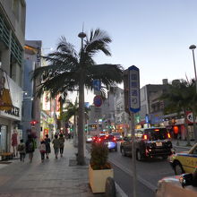 牧志駅を下車して県庁方面へ黄昏時の国際通り
