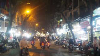 狭い街並みに混沌