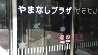 カフェやジュエリーミュージアムがある