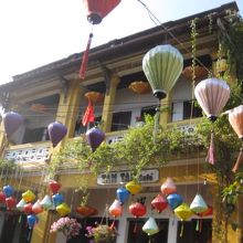 街並みがランタンで飾られています