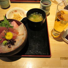 海鮮丼とビール 