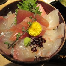 具だくさんの海鮮丼