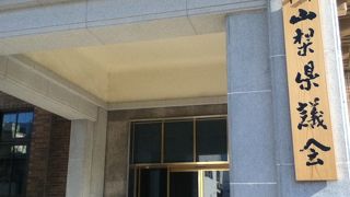 重厚な雰囲気の建物