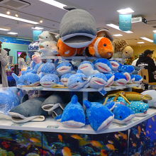 水族館のお土産品　沢山の海の動物ぬいぐるみがあります