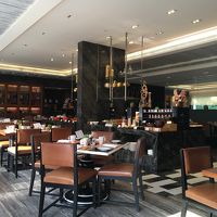 朝食はロビーのフロアにあるレストランで。ビュッフェスタイル