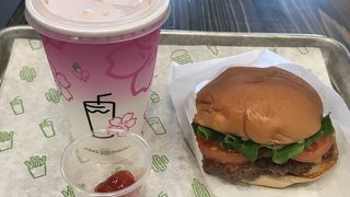 小ぶりなバーガー