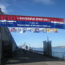 ”戦艦”見学の入口、ピア４５の様子