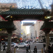 チャイナタウン街区の中にひっそりと建てられています