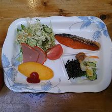 朝食。ボンレスハム、冷凍食品のオムレツ、冷たく堅い鮭の塩焼き