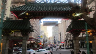 チャイナタウンのランドマーク的な存在の門です