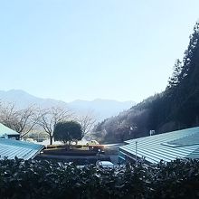 部屋からの眺め。左に本館、右に浴室棟。奥に山々。