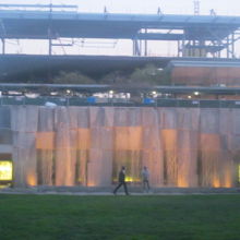 滝のようなお洒落なデザインの噴水の様子