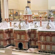 2階展示室内の「お菓子で作られた道庁赤れんが庁舎」