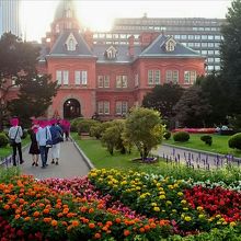 花壇越しの「赤れんが庁舎」(2015年9月上旬撮影)