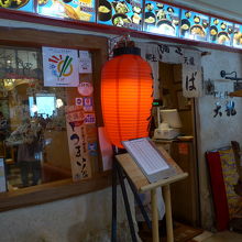 入り口横に順番待ちに名前を書いて左横のベンチで待ちます