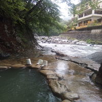 川向こうにある町営の風呂　正面がホテル