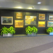 通路上には多くの絵画も並んでいました