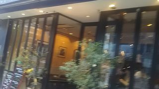 おいしいベーカリーとカフェです