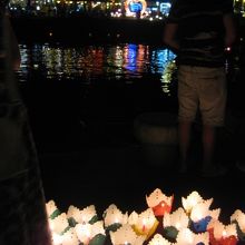 灯篭がたくさん浮かんでいます