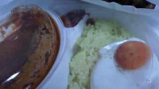 元気の良いおじさんが売っています。