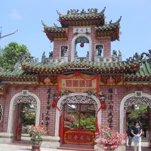 門の手前には木やお花もありました