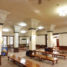 食堂内、ランプに柱が素晴らしい