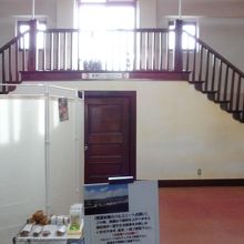 休憩所奥のバルコニーへ上がる階段