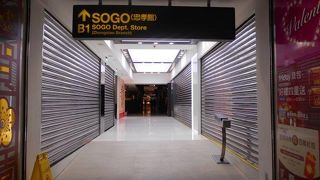 駅周辺にいろんなお店があります