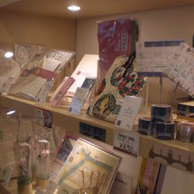 案内所の一角には、各種の日本的なお土産も取り揃えてあります。