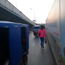 幹線道路のすぐ脇を通って行きます