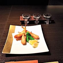 「地酒の飲み比べ（750円）」と「ふくの唐揚げ（450円）」