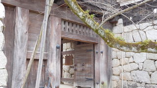 本丸広場へと向かう門