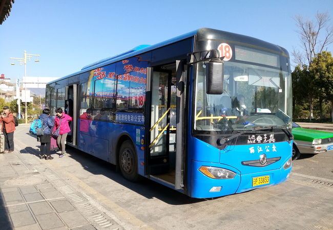 麗江駅から麗江古城行きのバスは１８番