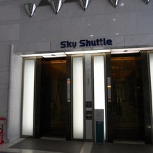 展望台直結の専用エレベーターです